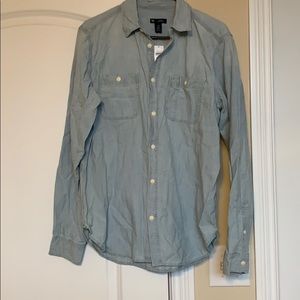 NWT Men’s Chambray buttondown